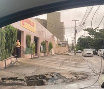 Fios desemcapados caem sob rua no bairro do Poço em Maceió