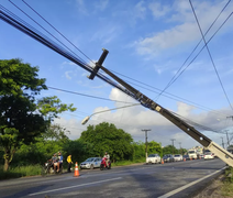 Mulher perde controle do carro e atinge poste, que tomba sobre avenida