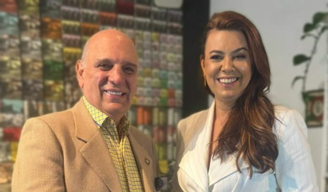 Cesar Romão prestigia o lançamento do Livro de Elaine Santos