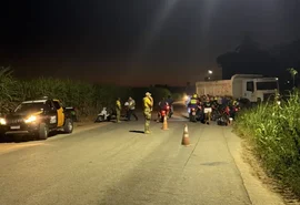 Moto fica presa sob caçamba após grave acidente na AL-420