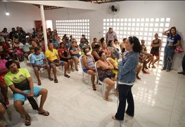 Fabiana Pessoa tem encontro com pescadores e marisqueiras