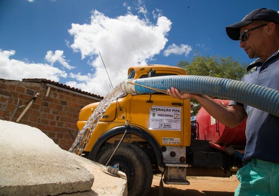 Operação Carro-Pipa é garantida após articulação da AMA e Bancada Federal
