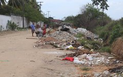 Moradores transitando na região onde o lixo se acumula