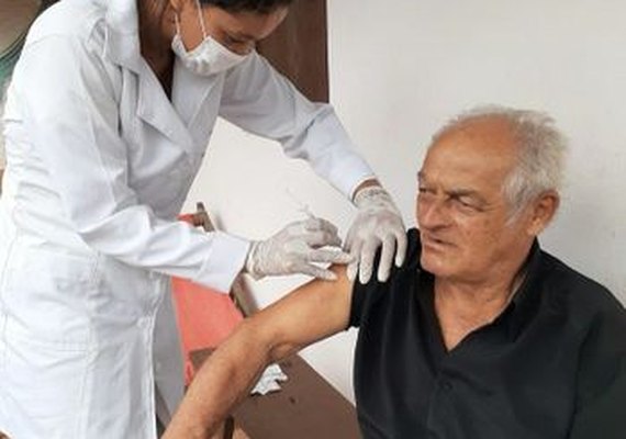 Influenza: 63% dos idosos já foram vacinados em Limoeiro, a maioria na própria residência