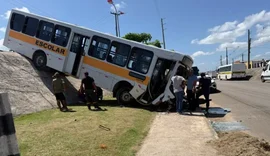 Ônibus escolar despenca de ribanceira na AL-215 em Marechal Deodoro