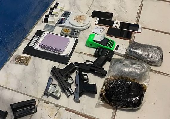 Influenciadora alagoana é presa com armas e drogas em Guaxuma