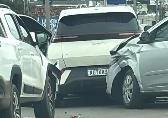 Engavetamento entre quatro veículos deixa apenas danos materiais em Arapiraca