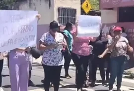 Trabalhadores de hospitais no Centro de Maceió realizam protesto por salários atrasados