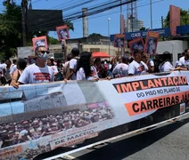 Agentes da saúde bloqueiam os dois sentidos da Avenida Fernandes Lima em manifestação