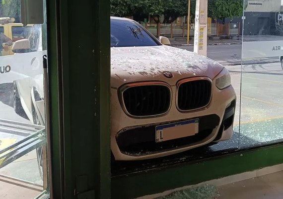 Médico que invadiu supermercado com BMW nega embriaguez no momento da colisão