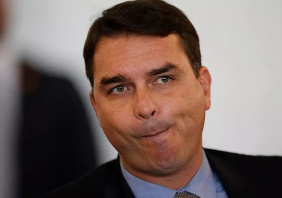 Anotações de Flávio Bolsonaro revelam disputas e pedidos milionários