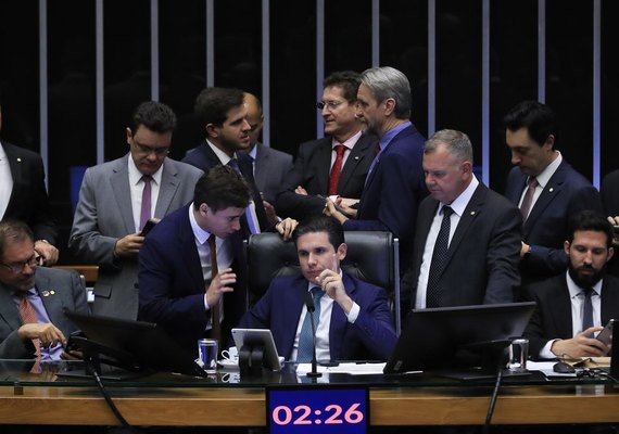 Deputados pedem desculpas após aprovação da PEC da Blindagem