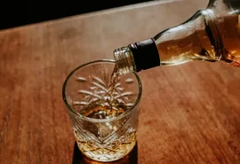Homem já cadastrado como suspeito é flagrado furtando whisky em supermercado