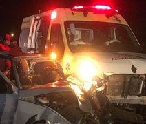 Colisão entre ambulância e carro deixa duas pessoas presas às ferragens em Arapiraca
