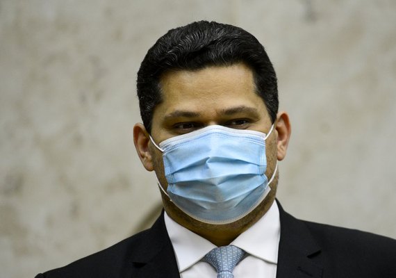 Ex-presidente do Senado é internado com fortes dores abdominais