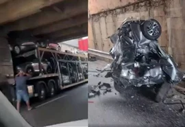 Caminhão-cegonha carregado de veículos novos entala em viaduto e carros da carga ficam destruídos; confira