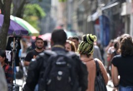Diretores e gerentes negros recebem 34% menos que brancos, aponta IBGE