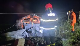 Motorista morre carbonizado após colidir com poste em Porto Calvo