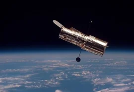 Um anjo? Telescópio Hubble flagra par de asas translúcidas no cosmos