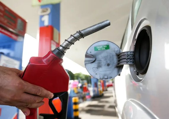 Combustível: governo prevê queda de preço se petróleo mantiver cotação