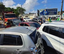 Vídeo: Carreta sem freio causa engavetamento com 10 carros na Ladeira Geraldo Melo