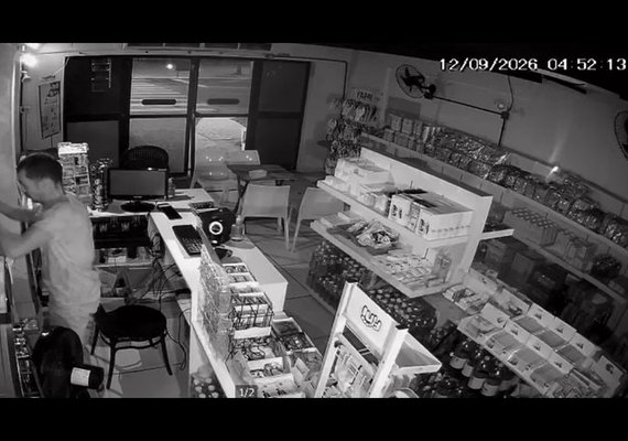 Homem é flagrado ao arrombar conveniência e furtar cigarros na Pajuçara