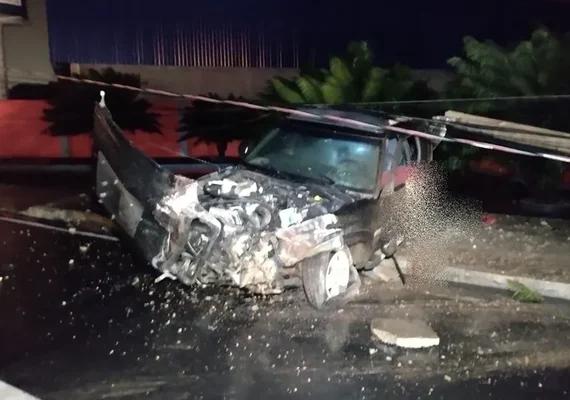 Homem morre eletrocutado após colidir carro em poste, em Arapiraca