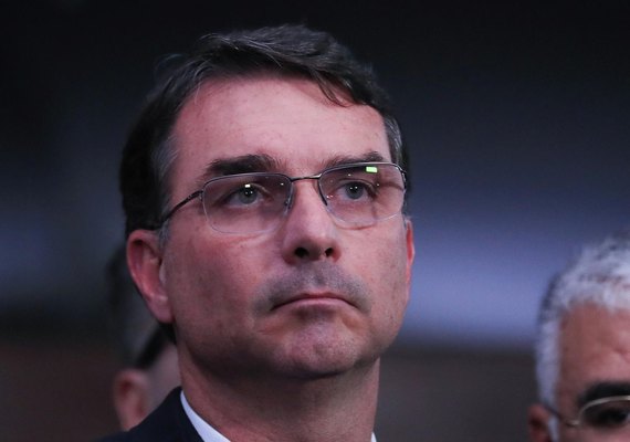 Atuação de Flávio Bolsonaro nos EUA é criticada por falta de defesa técnica