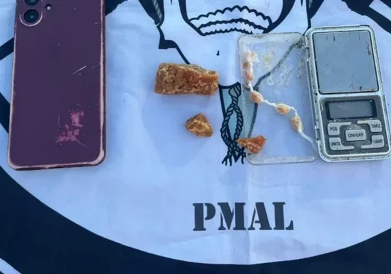 Mulher tenta fugir e é presa com crack enterrado em garrafa em Piranhas
