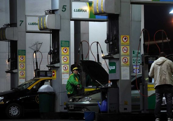 Governo discutirá política de amortecimento de preços de combustíveis