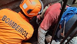 Homem é resgatado após ficar preso entre ferragens de elevador em Maceió
