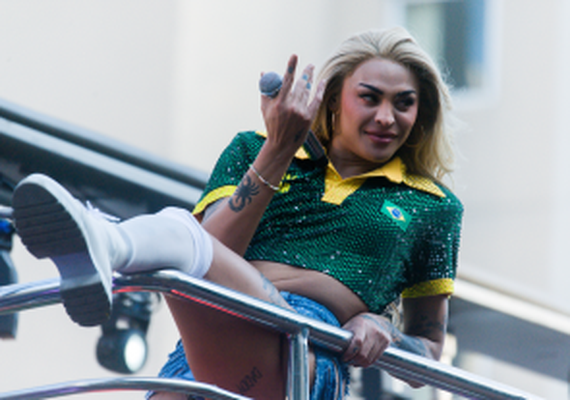 Parada LGBT+ em SP é marcada por presença de políticos e camisetas da seleção brasileira