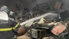 Bombeiros controlam incêndio de grandes proporções em ferro-velho de Arapiraca