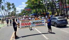 Em protesto pacífico, movimento de vítimas da Braskem 'tomam' a cadeira gigante na Ponta Verde