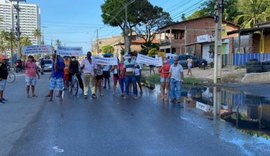 Moradores de Guaxuma protestam contra vazamento de esgoto