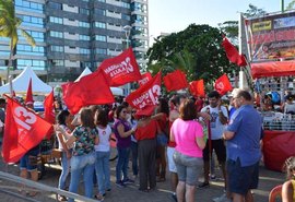 Milhares de pessoas participam de manifestação na orla de Maceió a favor de Fernando Haddad