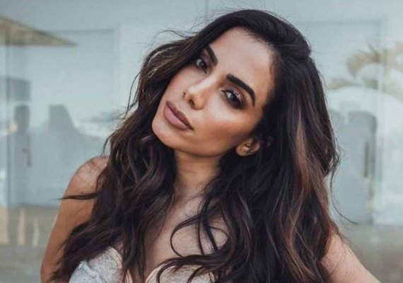 Após ser desafiada, Anitta cede e apoia campanha contra Bolsonaro