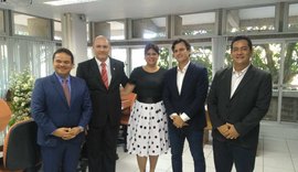 Deputados e governador participam de transmissão de cargo do novo reitor da Ufal