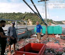 Barco encalhado com 50 t de contrabando tem restante da carga saqueada na Barra de São Miguel