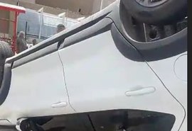 Vídeo: Carro capota no bairro do Benedito Bentes