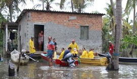 Marechal Deodoro: após chuvas, moradores ilhados recebem vacinas