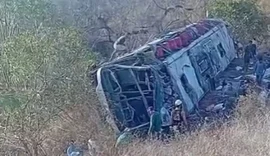 Prefeito diz que ônibus com romeiros saiu da pista em curva no Sertão de Alagoas