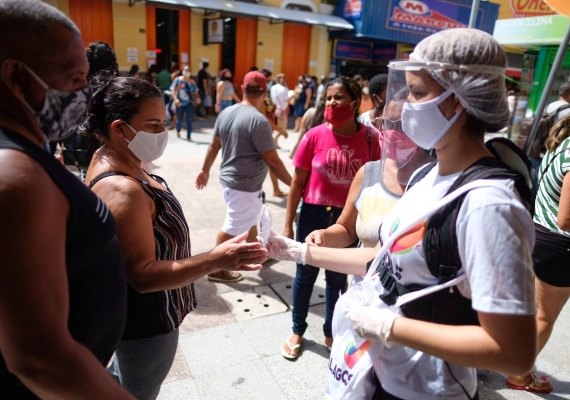 Governo de AL realiza entrega de máscaras em bairros mais populosos de Maceió