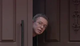 Boninho invade A Fazenda 17 e anuncia novo reality na Record