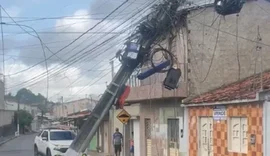 Caminhão derruba poste e deixa moradores sem energia em Arapiraca