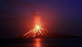Após explosão, vulcão Krakatoa entra em erupção na Indonésia