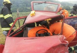 Colisão entre dois carros deixa homem preso às ferragens