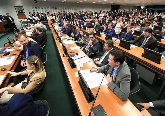 CCJ retoma análise de PEC que acaba com escala 6x1 nesta quarta (22)