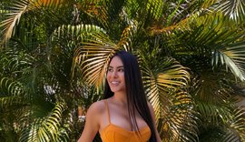 Isabelle Nogueira aposta em biquíni fio-dental em Alagoas e impressiona seguidores