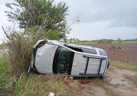 Motorista morre após carro capotar na Av. Cachoeira do Meirim, em Maceió